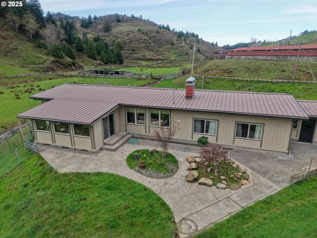 70033 LARSEN RANCH Rd, North Bend, OR 97459