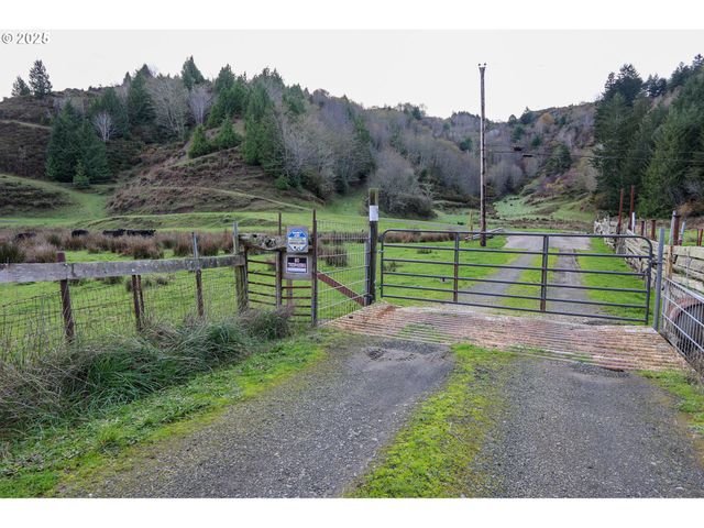 70033 LARSEN RANCH Rd, North Bend, OR 97459