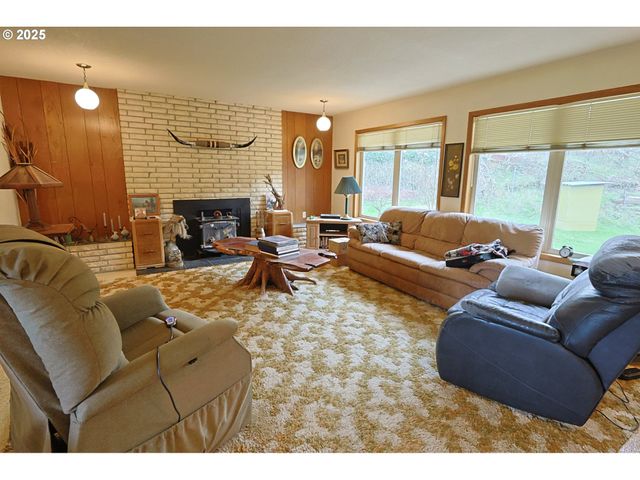 70033 LARSEN RANCH Rd, North Bend, OR 97459