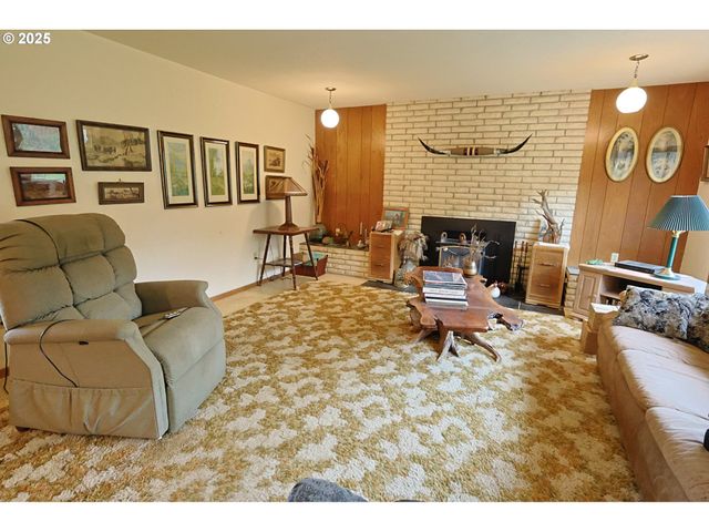 70033 LARSEN RANCH Rd, North Bend, OR 97459