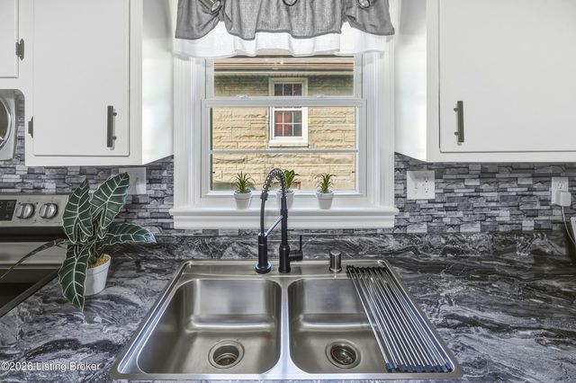 1109 Lavista Way, Louisville, KY 40219