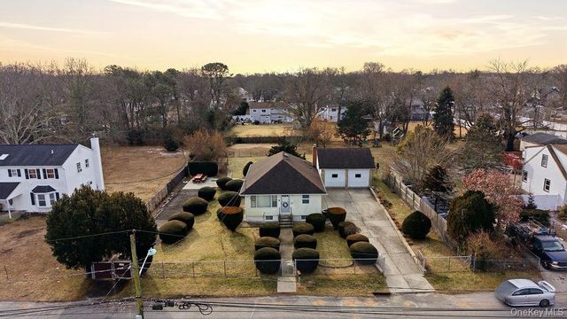 92 Apple Street, Brentwood, NY 11717