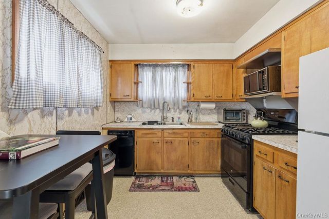 92 Apple Street, Brentwood, NY 11717