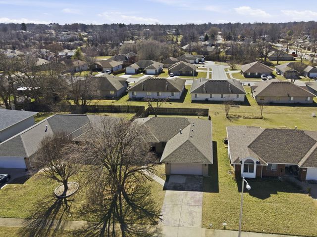 2420 W Rockwood Street, Springfield, MO 65807