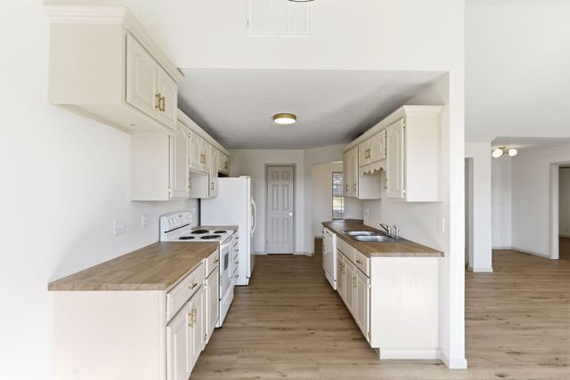 2420 W Rockwood Street, Springfield, MO 65807