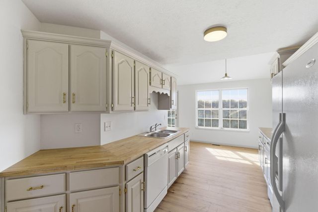 2420 W Rockwood Street, Springfield, MO 65807