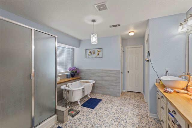 5215 Ganzer Road W, Krum, TX 76249