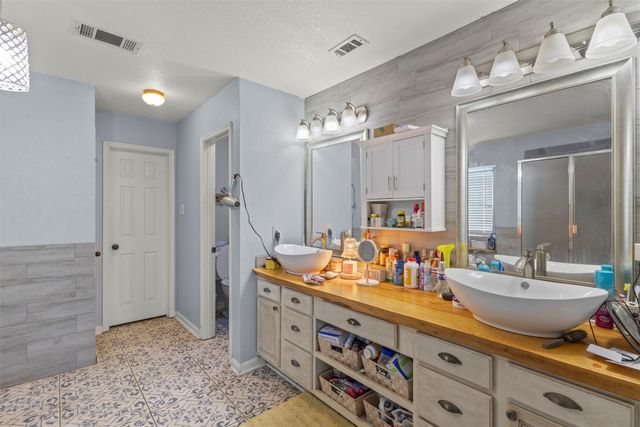 5215 Ganzer Road W, Krum, TX 76249