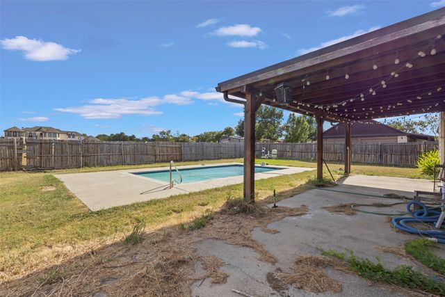 5215 Ganzer Road W, Krum, TX 76249