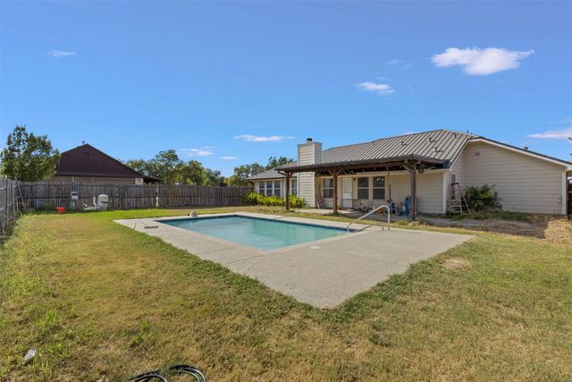 5215 Ganzer Road W, Krum, TX 76249
