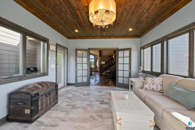 47908 Oak Ridge Pl Place, Harrisburg, SD 57032