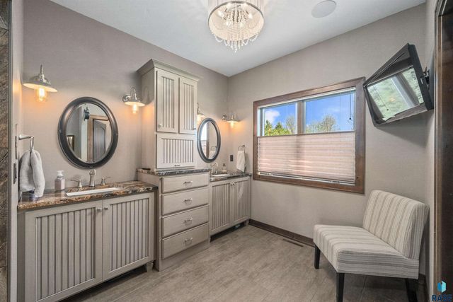 47908 Oak Ridge Pl Place, Harrisburg, SD 57032