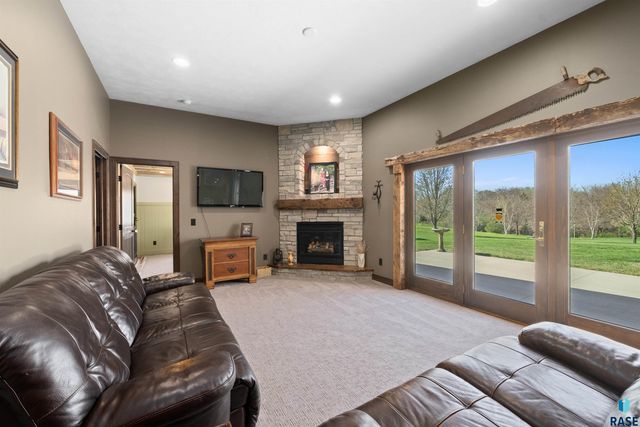 47908 Oak Ridge Pl Place, Harrisburg, SD 57032