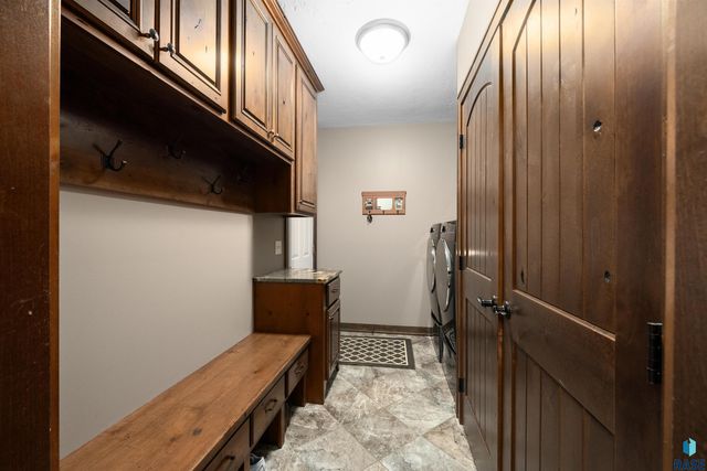 47908 Oak Ridge Pl Place, Harrisburg, SD 57032