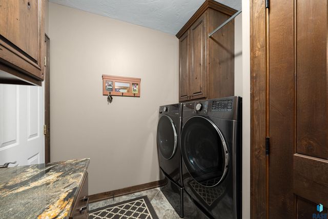 47908 Oak Ridge Pl Place, Harrisburg, SD 57032