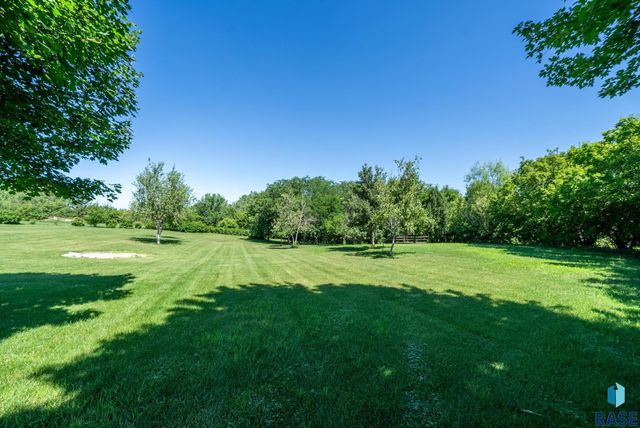 47908 Oak Ridge Pl Place, Harrisburg, SD 57032
