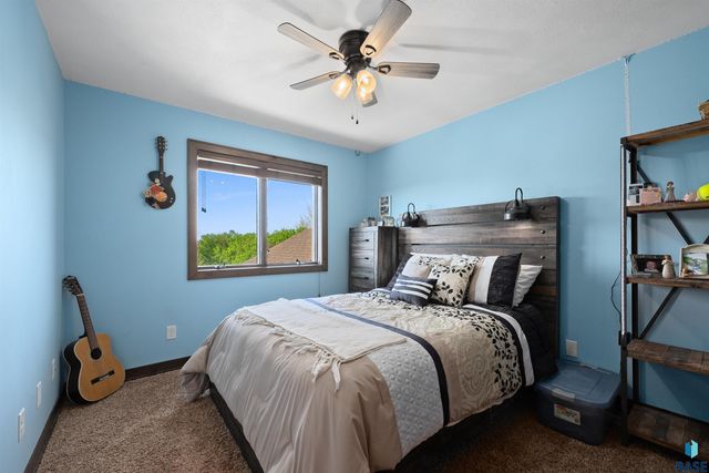47908 Oak Ridge Pl Place, Harrisburg, SD 57032