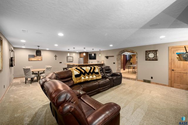 47908 Oak Ridge Pl Place, Harrisburg, SD 57032