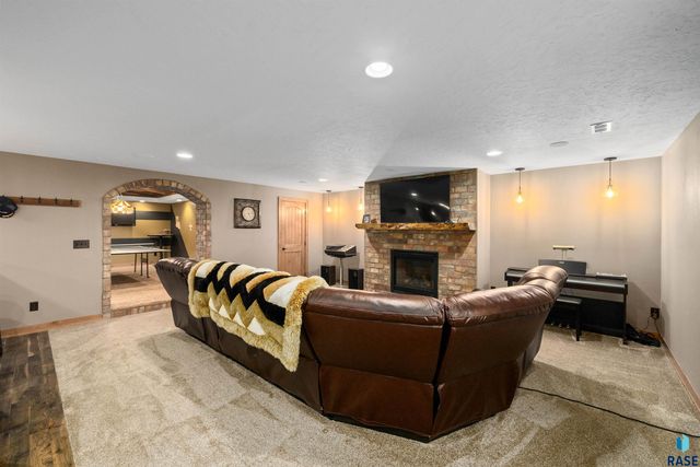 47908 Oak Ridge Pl Place, Harrisburg, SD 57032