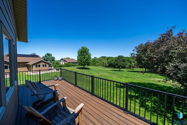47908 Oak Ridge Pl Place, Harrisburg, SD 57032