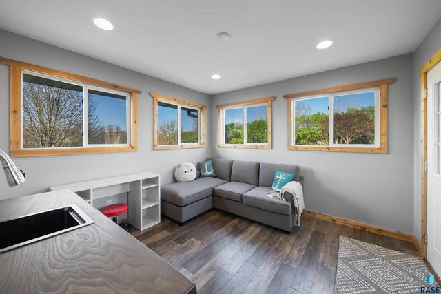 47908 Oak Ridge Pl Place, Harrisburg, SD 57032