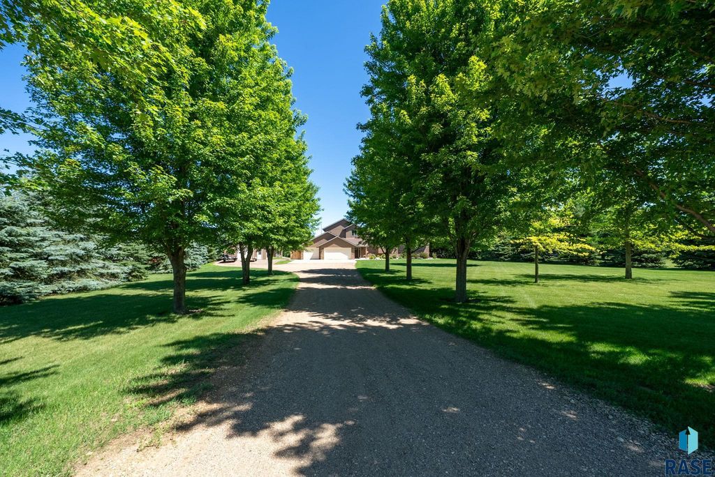 47908 Oak Ridge Pl Place, Harrisburg, SD 57032