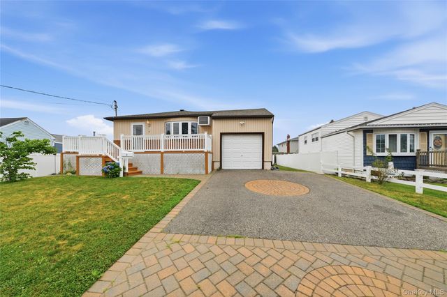 4 Farragut Avenue, Lindenhurst, NY 11757
