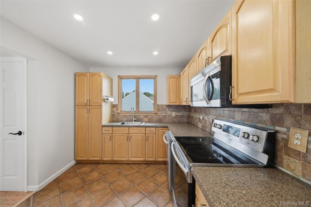 4 Farragut Avenue, Lindenhurst, NY 11757