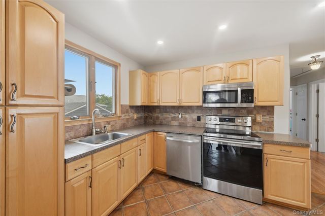 4 Farragut Avenue, Lindenhurst, NY 11757