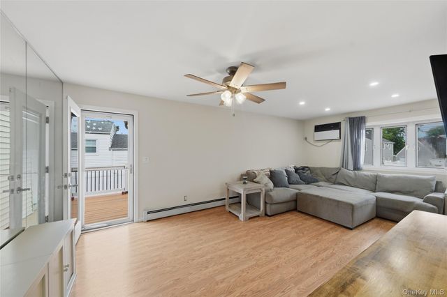 4 Farragut Avenue, Lindenhurst, NY 11757