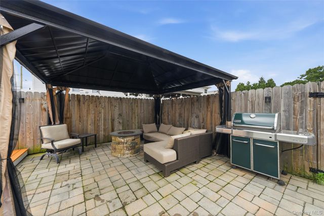 4 Farragut Avenue, Lindenhurst, NY 11757
