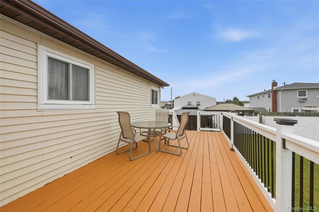4 Farragut Avenue, Lindenhurst, NY 11757