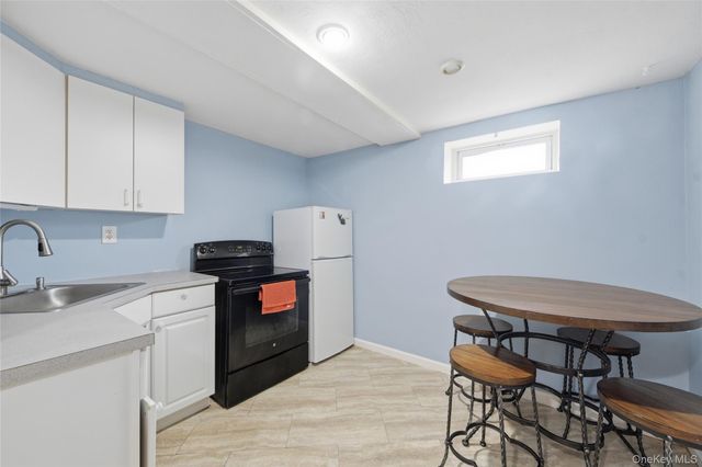 4 Farragut Avenue, Lindenhurst, NY 11757