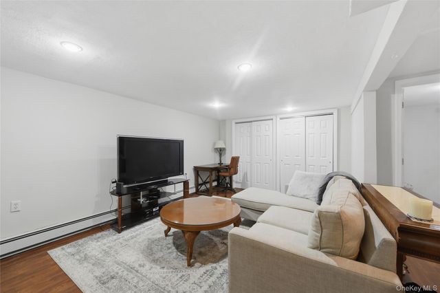 4 Farragut Avenue, Lindenhurst, NY 11757