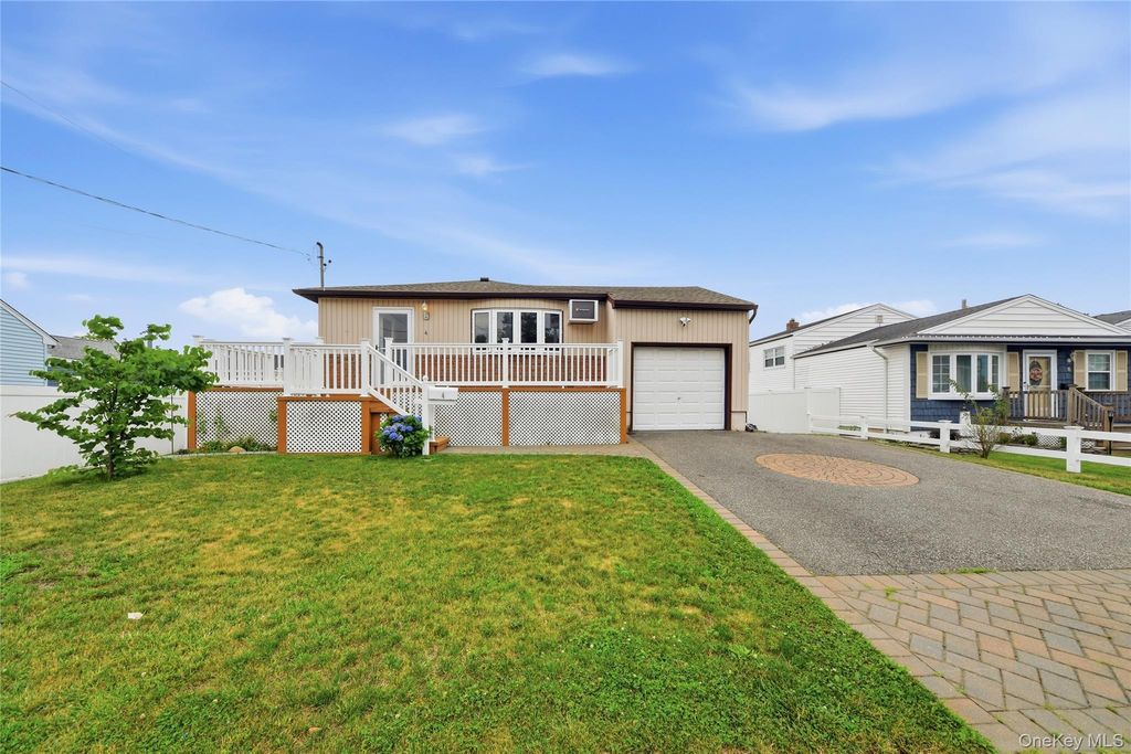 4 Farragut Avenue, Lindenhurst, NY 11757