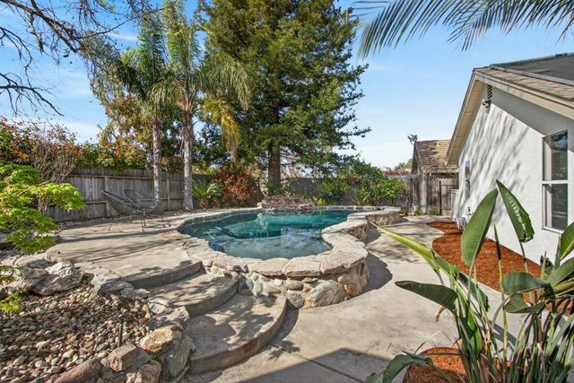 1318 Rolling Hills Dr, Roseville, CA 95661