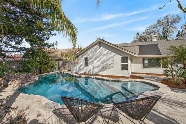 1318 Rolling Hills Dr, Roseville, CA 95661