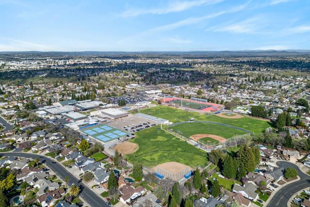 1318 Rolling Hills Dr, Roseville, CA 95661