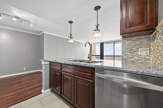 3525 Sage Road 1402, Houston, TX 77056