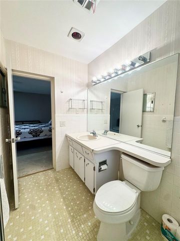 2402 ECUADORIAN WAY 40, Clearwater, FL 33763