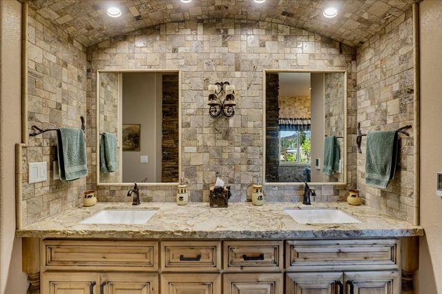 10203 Reedy Dr, Browns Valley, CA 95901