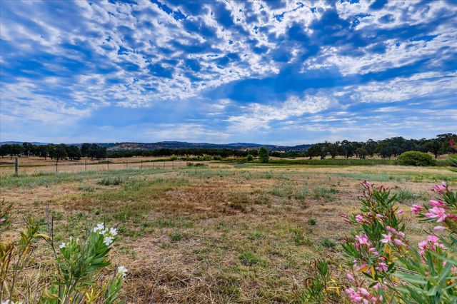 10203 Reedy Dr, Browns Valley, CA 95901
