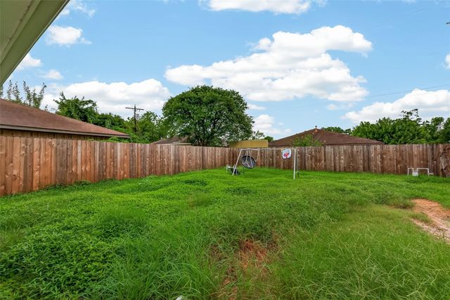 7506 Carver Avenue, Texas City, TX 77591