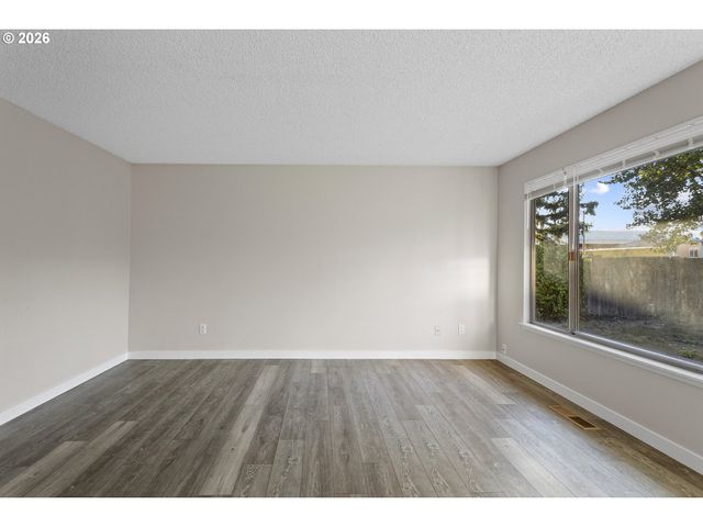 509 E PINEHURST Dr, Newberg, OR 97132