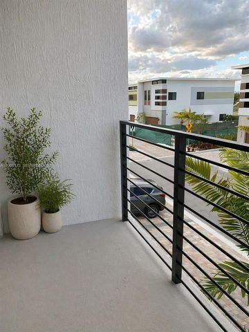 4384 NW 9th St 4384, Plantation, FL 33317