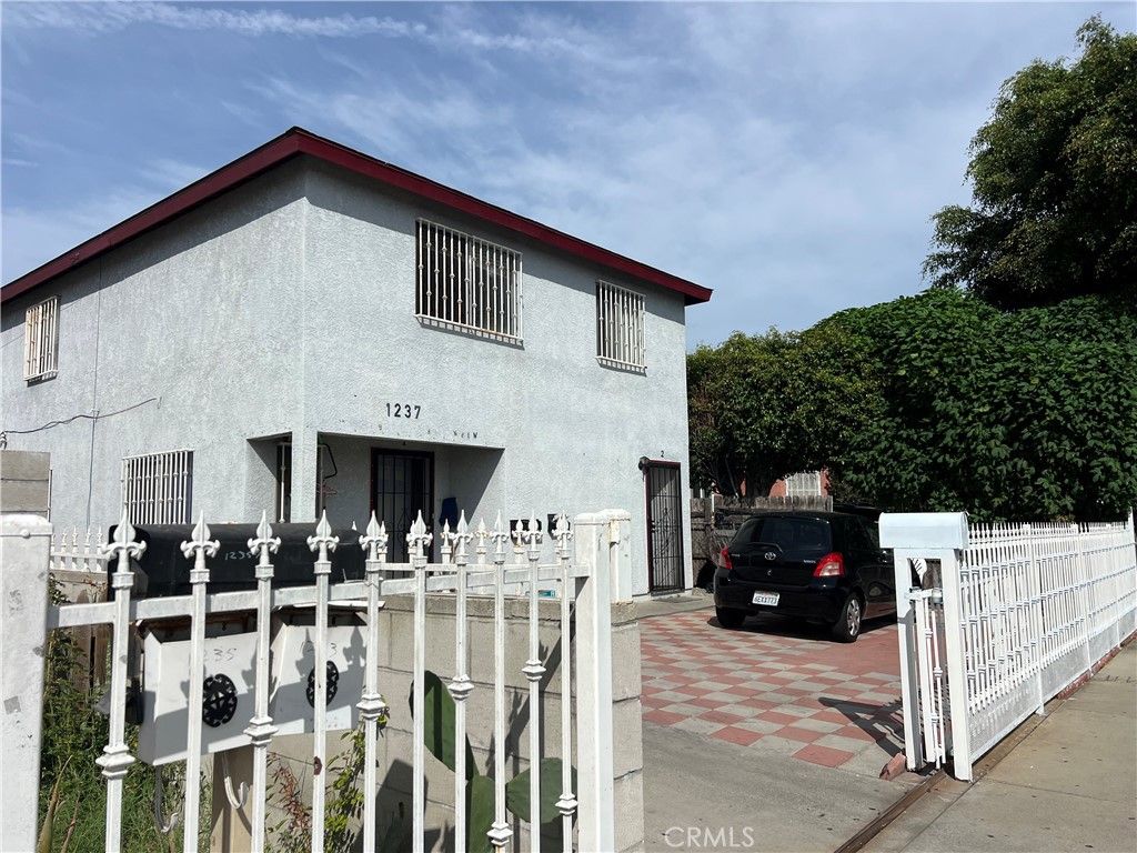 Image 1 of property listing at 1237 E 28th, Los Angeles, CA 90011