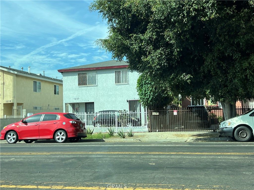 Image 3 of property listing at 1237 E 28th, Los Angeles, CA 90011