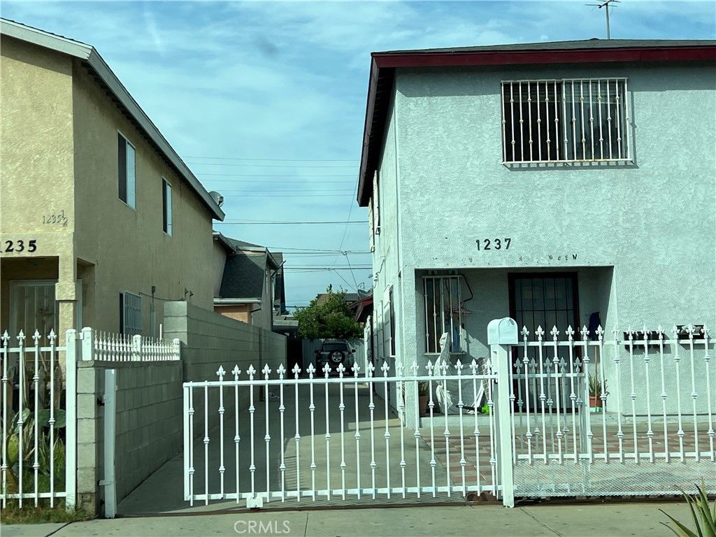 Image 4 of property listing at 1237 E 28th, Los Angeles, CA 90011