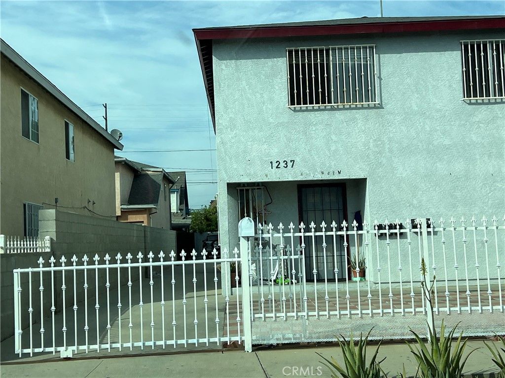 Image 5 of property listing at 1237 E 28th, Los Angeles, CA 90011