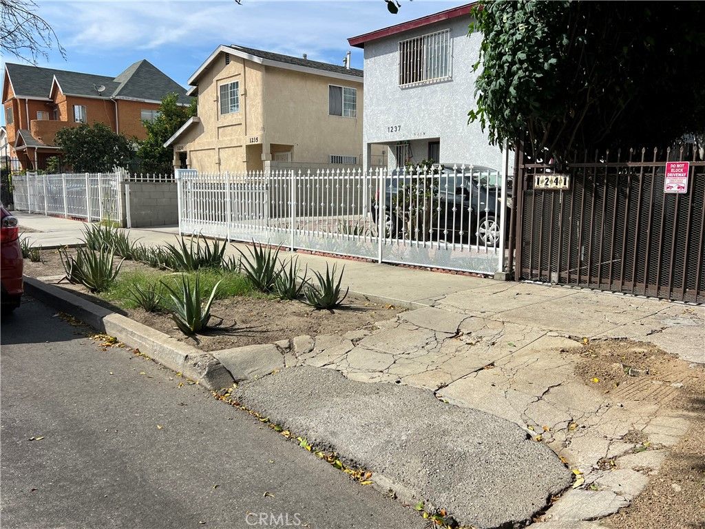 Image 6 of property listing at 1237 E 28th, Los Angeles, CA 90011